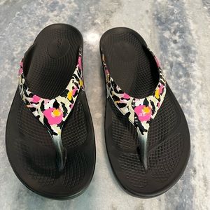 Oofos tiger lily. Size 9. New never worn . Run small fits more like an 8